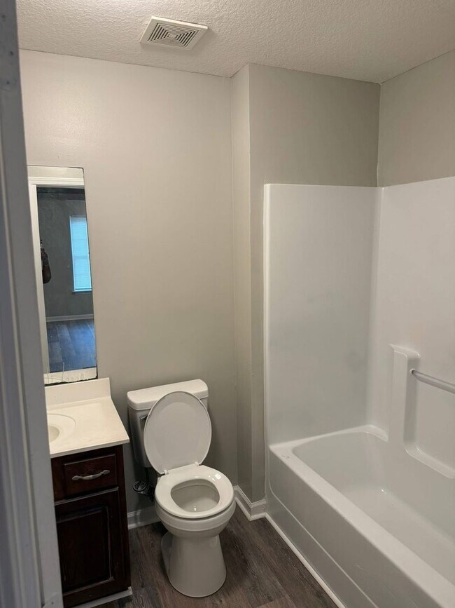 Building Photo - 3 Bed 2 Bath Apartment