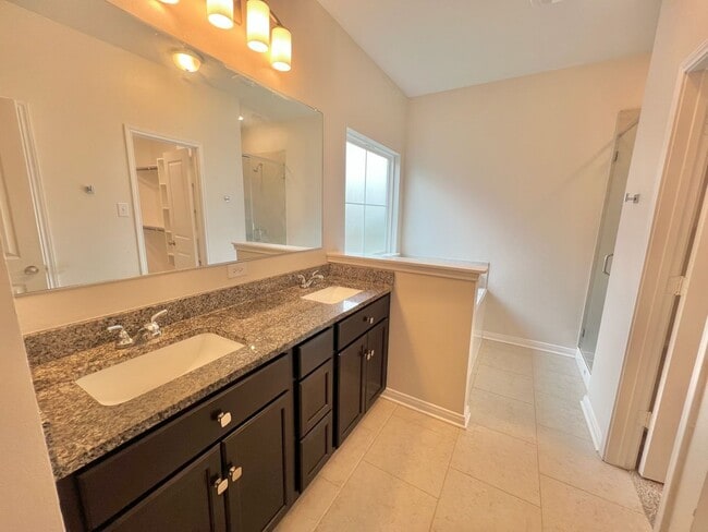 Building Photo - AVAILABLE NOW - Beautiful Temple Home
