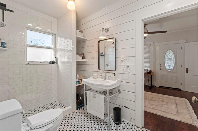 Building Photo - 1805 Brackenridge St