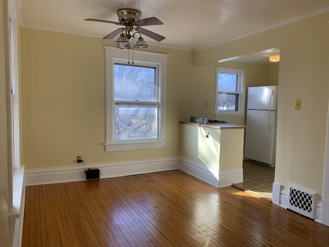 Building Photo - 628 37th St