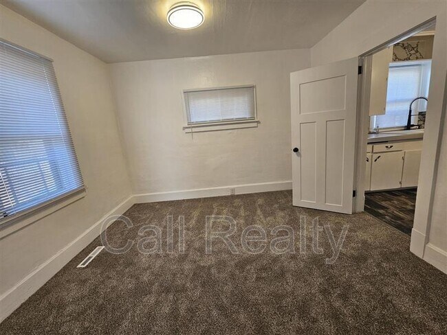 Building Photo - 2721 E Rowan Ave