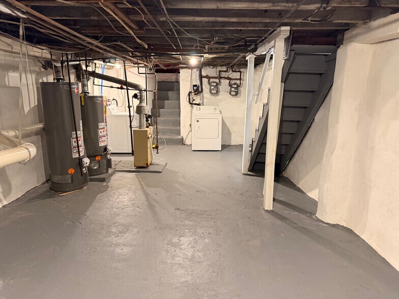 Building Photo - 2049 Snyder Ave