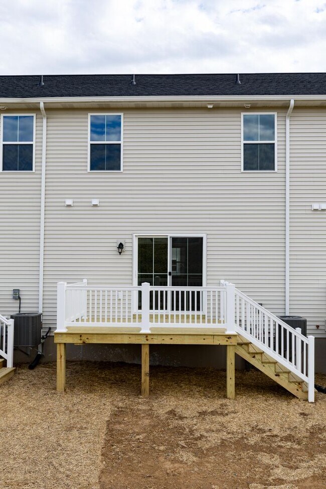 Building Photo - Brand New End Unit 3 bed, 2.5 bath townhome in Carlisle!