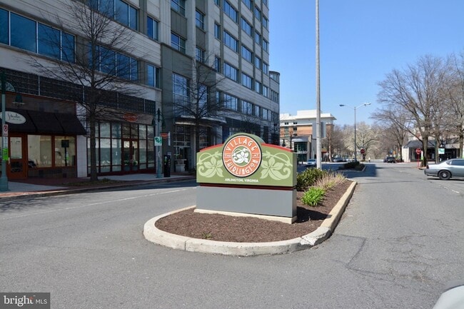 Building Photo - 2627 S Walter Reed Dr