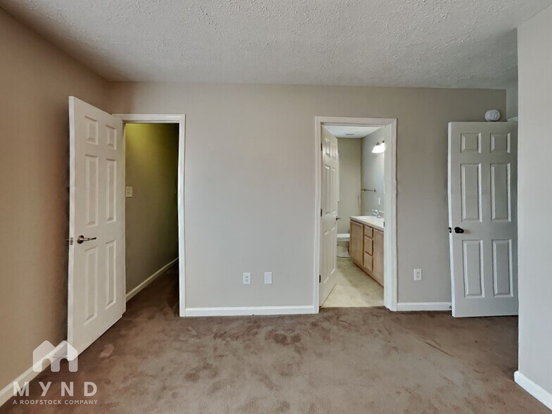 Building Photo - 40 Strawberry Hill Ln