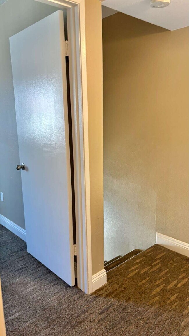 Building Photo - 2 Bedrooms Townhome Availble For Rent in I...