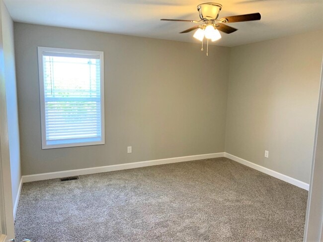 Building Photo - Bluegrass Drive 101