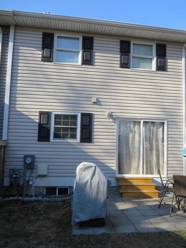 Building Photo - Beautiful 3 BR/2.5 BA Townhome in Millersv...