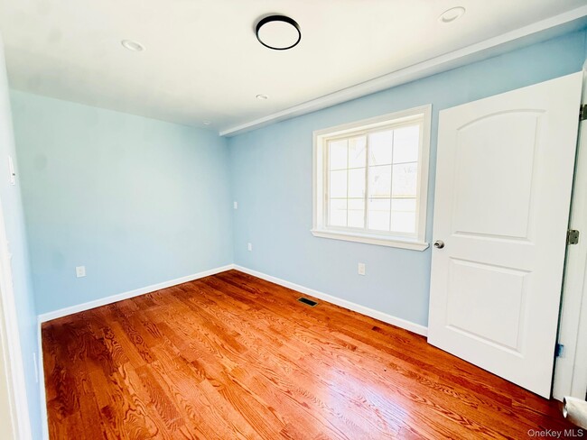 Building Photo - 139-20 Lakewood Ave