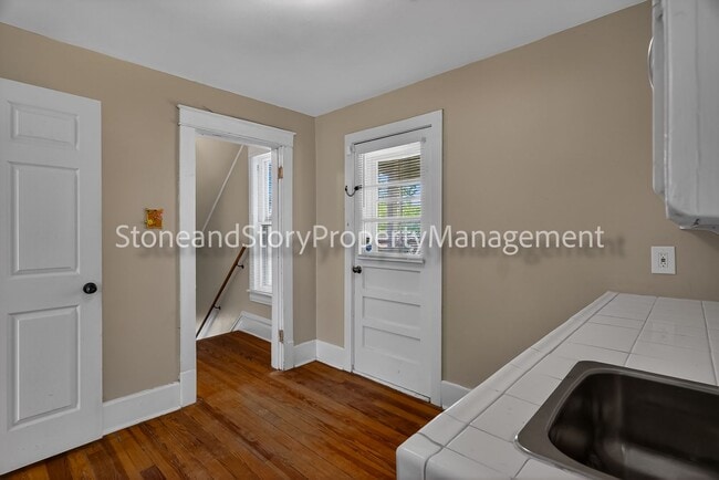 Building Photo - Large 4 bedroom 2 bath in well established Oakland neighborhood