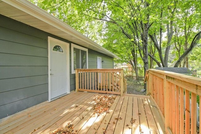 Building Photo - 835 Niagara Ln N