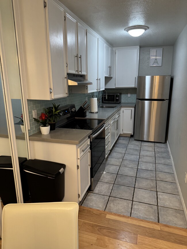 Kitchen: Range Oven, fridge,Microwave and complete with utensils - 2801 N Los Felices Cir E