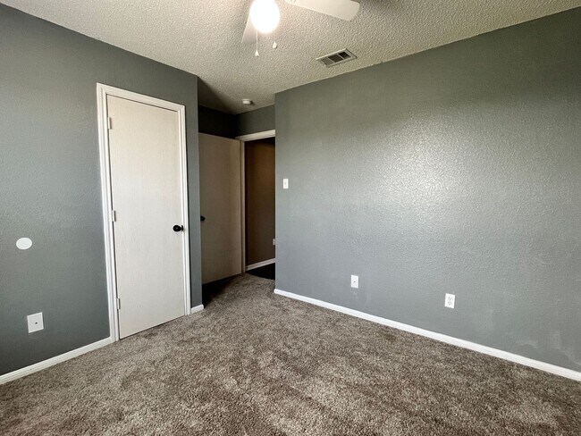 Building Photo - 4509 Lloyd Dr