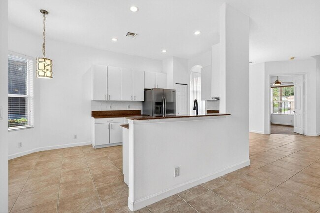 Building Photo - 6532 SE Broadmoor Ln