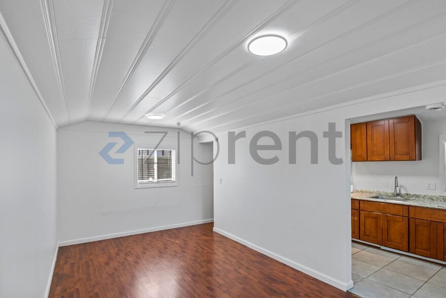Building Photo - Unit