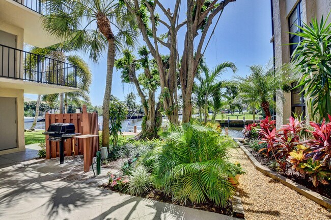 Building Photo - 18 Royal Palm Way