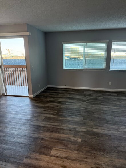 Building Photo - 966 W 11th St