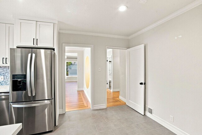 Building Photo - Sun-Drenched Lakeshore Living