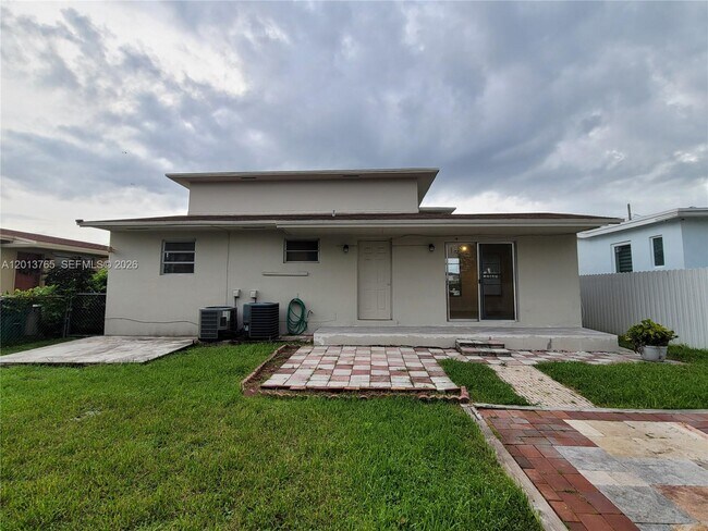 Building Photo - 3425 SW 89th Ave