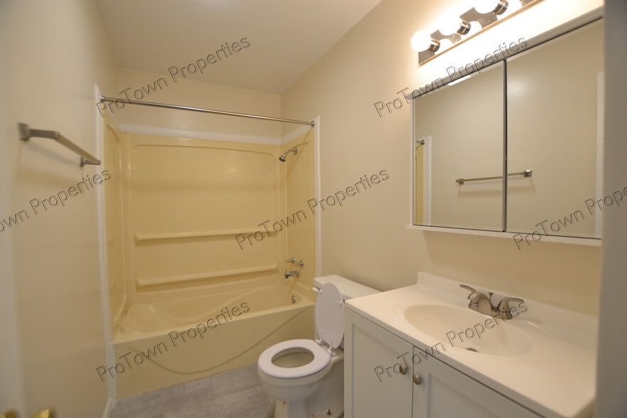 Building Photo - 2215 Webster Ave
