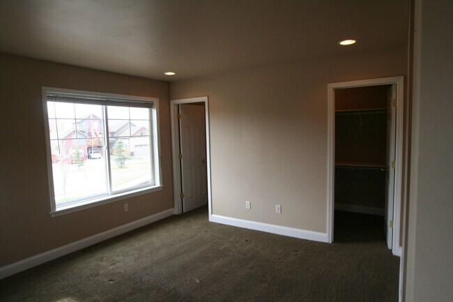 Building Photo - Matheson Way Townhouse