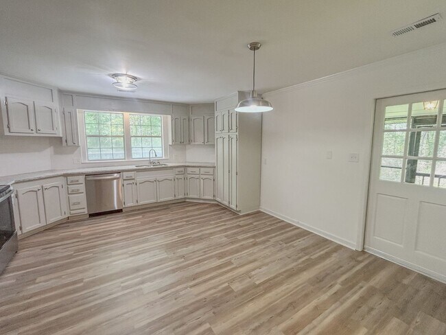 Building Photo - Now Leasing – Fully Renovated Home in Gunt...