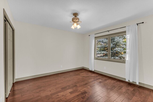 Building Photo - Holiday Ranchettes in Park Meadows