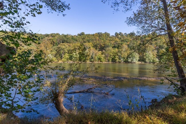 Building Photo - 1 bed, 1 bath River View Cottage in Charle...