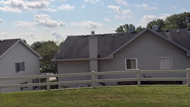 Building Photo - 646 White Ct