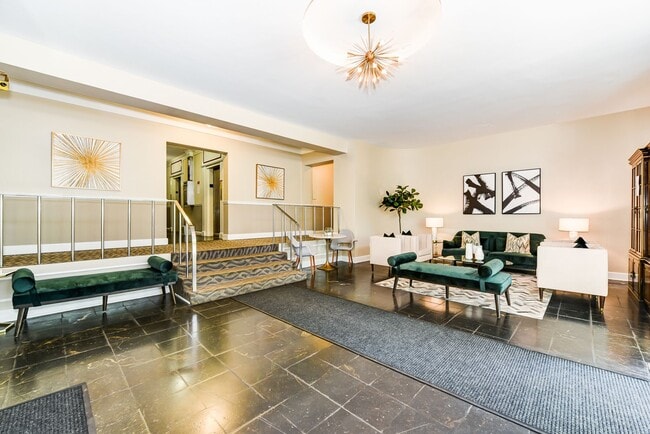 Building Photo - Dupont Circle Studio Apartment W/Roof Top,...