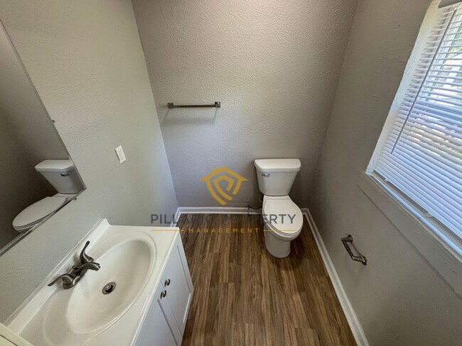 Building Photo - Renovated Fenced 4 Bedroom with 1.5 Bath, in Near East Side Available NOW!
