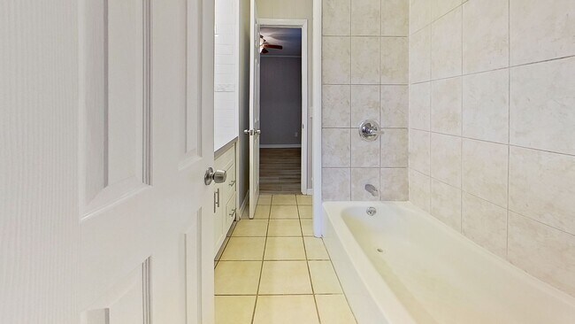 Building Photo - Charming 2 Bedroom close to the beach avai...