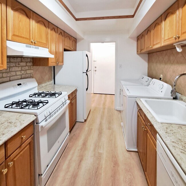 Building Photo - 10244 Prince Pl