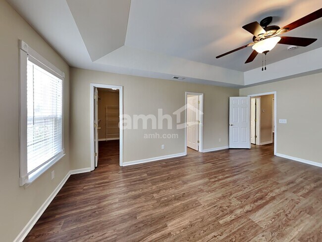 Building Photo - 1007 Vanguard Dr