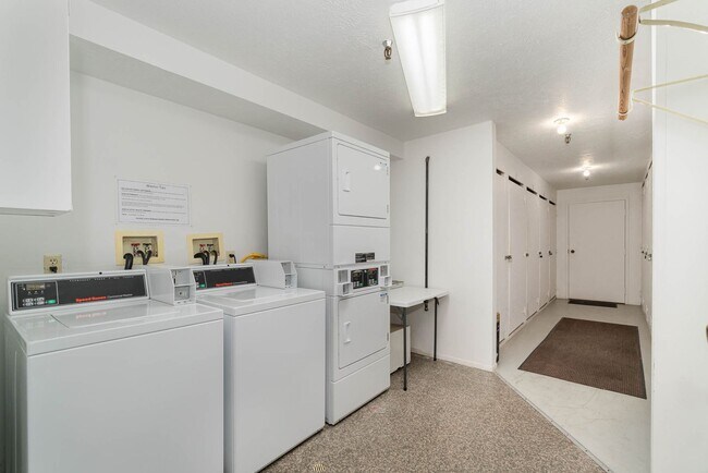Building Photo - Spacious Dream Apartment — Right Where You...