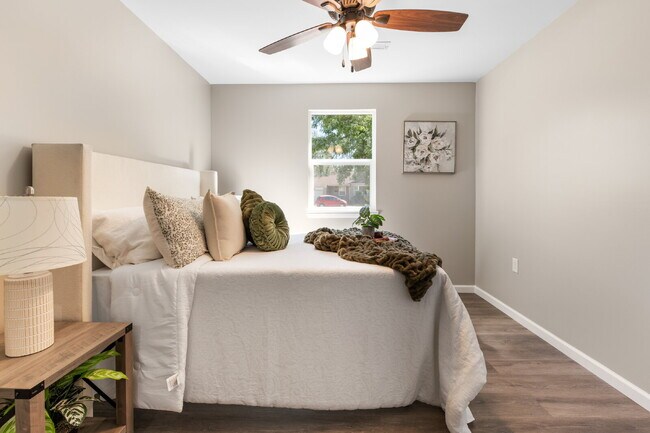 Building Photo - 1147 Inverness Dr