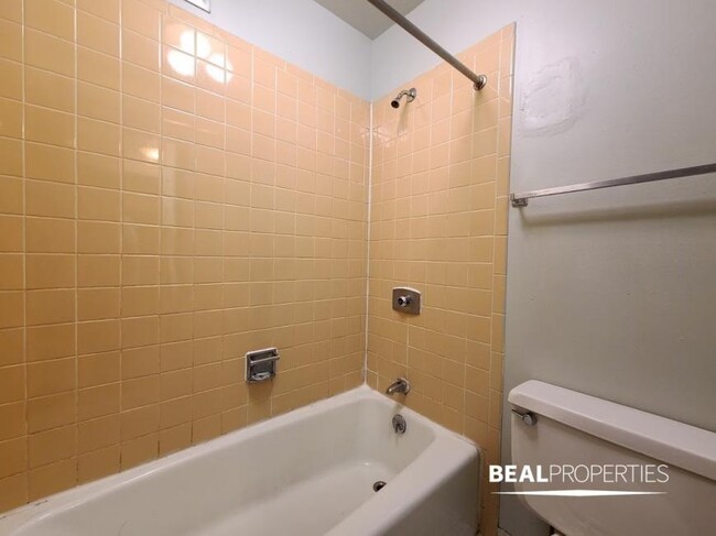 Building Photo - 0 bedroom in CHICAGO IL 60610