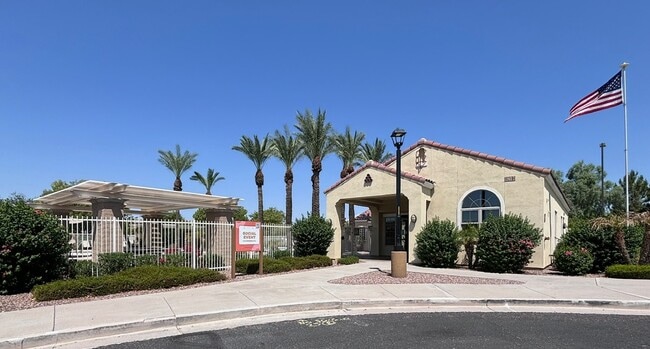 Club house with swimming pool - 3497 E Loma Vista St