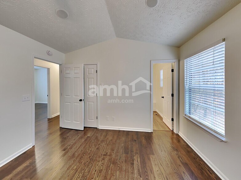 Building Photo - 6028 Woodcreek Dr