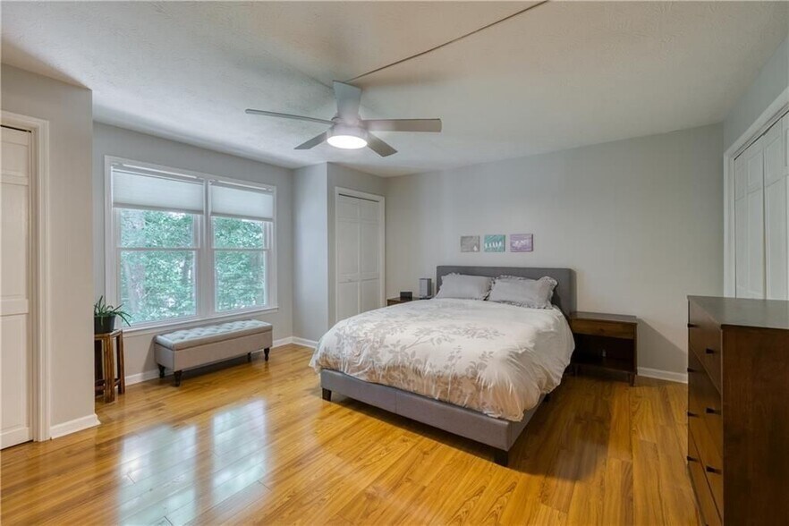 Building Photo - 1445 Oakridge Cir
