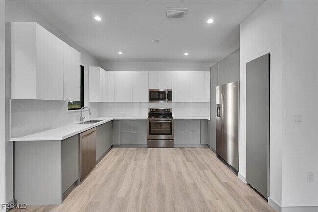 Building Photo - 1024 Halby Ave S