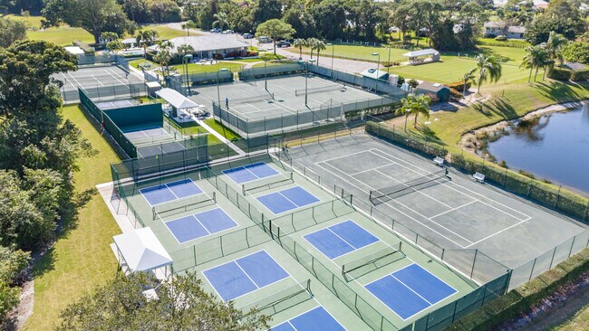 Building Photo - 2918 SE Fairway W