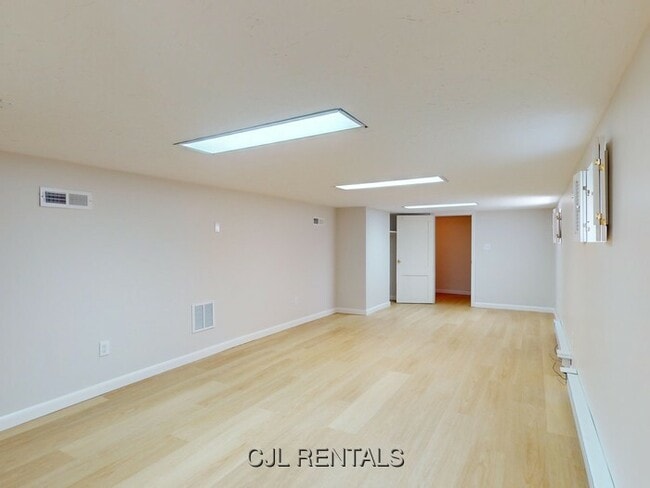 Building Photo - 25 Charlotte Rd