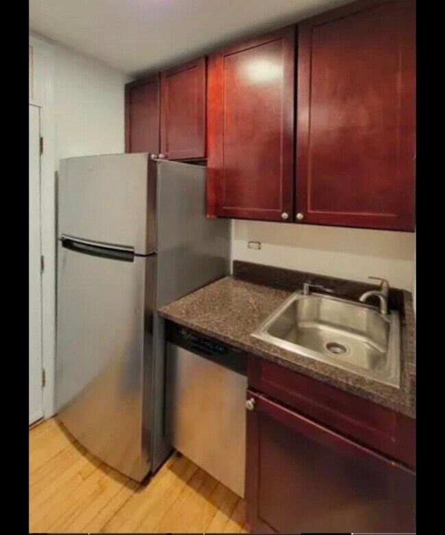 Building Photo - 681 W Wrightwood Ave