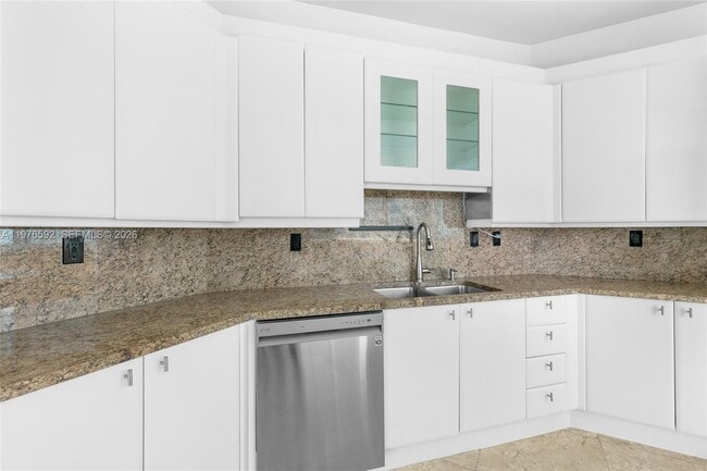 Building Photo - 300 South Pointe Dr