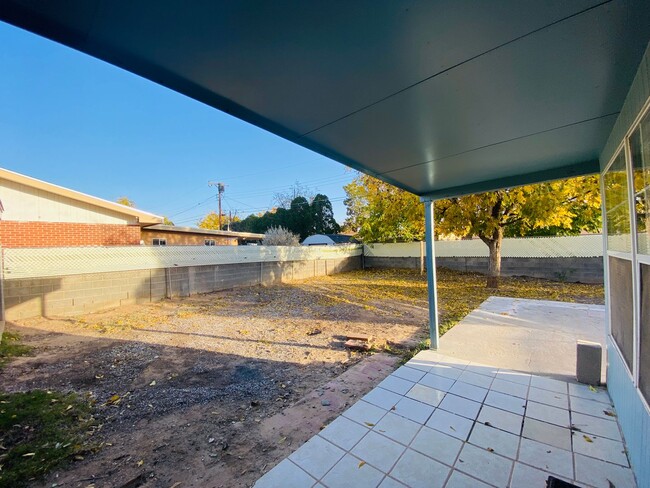 Building Photo - 4/2 Home with a backyard!