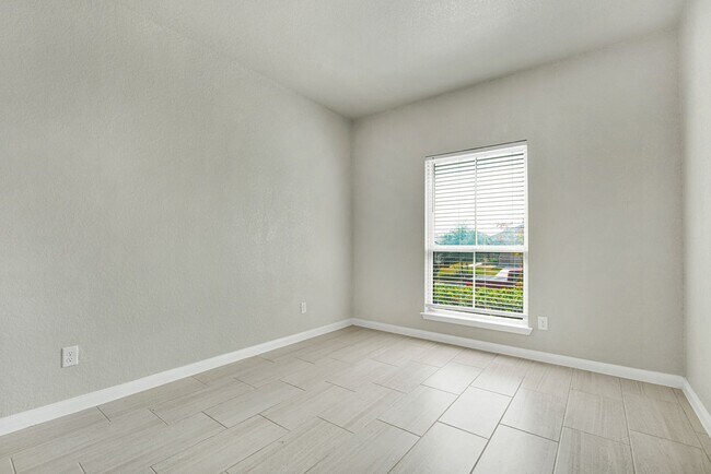Building Photo - 2013 Rhesus Vw