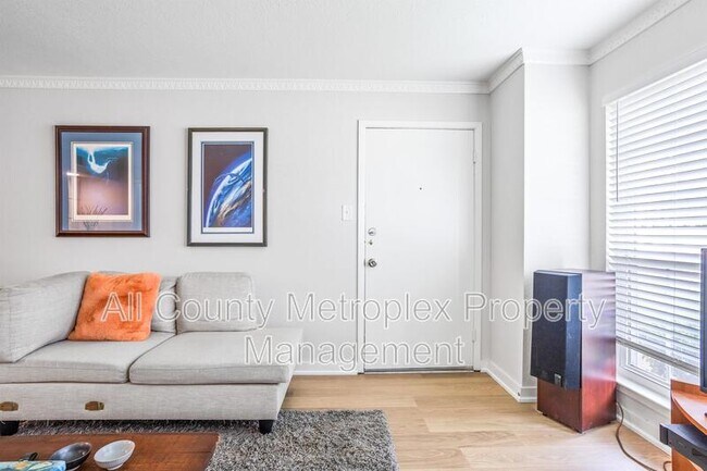 Building Photo - 7924 Royal Ln