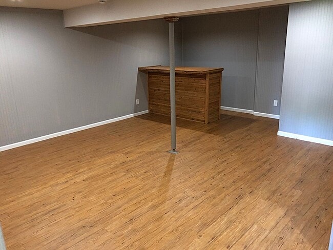 Building Photo - COMING SOON!! 5 Bed, 3.5 Bath, Pet Friendly!!
