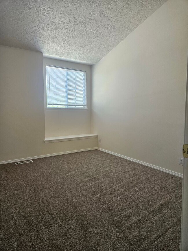 Building Photo - 4 Bedroom 2.5 Bathroom Desireable Merdian Neighborhood